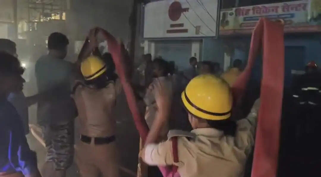 आग लगने से 3 दुकान और 2 घर जले