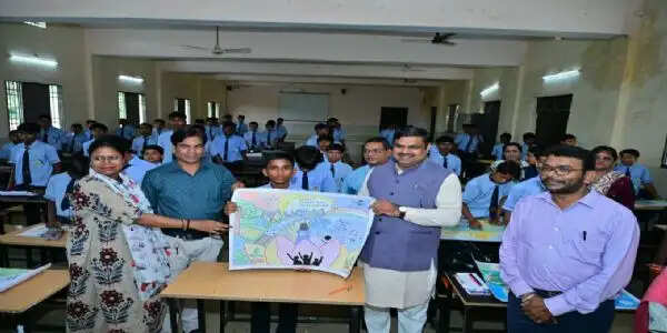 बच्चों ने रंगों में उकेरी विकसित भारत की तस्वीर, शिक्षा मंत्री गजेन्द्र ने बढ़ाया उत्साह