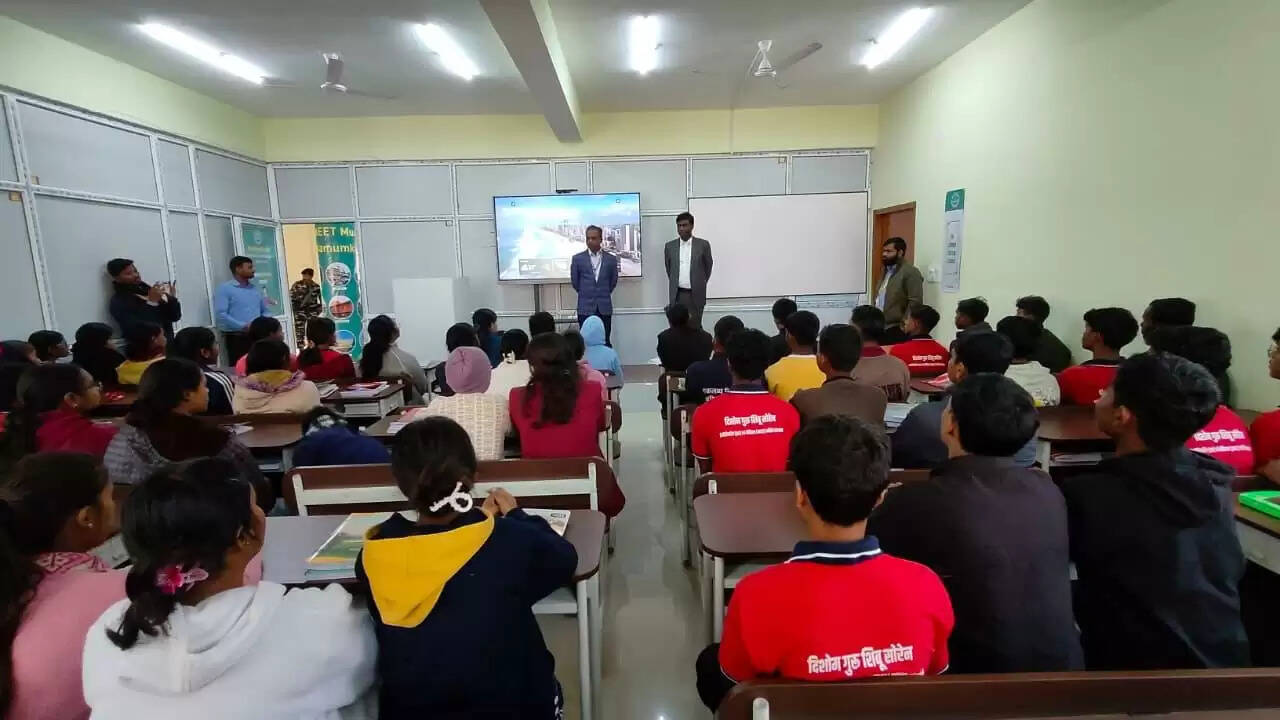 उपायुक्‍त ने किया दिशोम गुरू कोचिंग का निरिक्षण