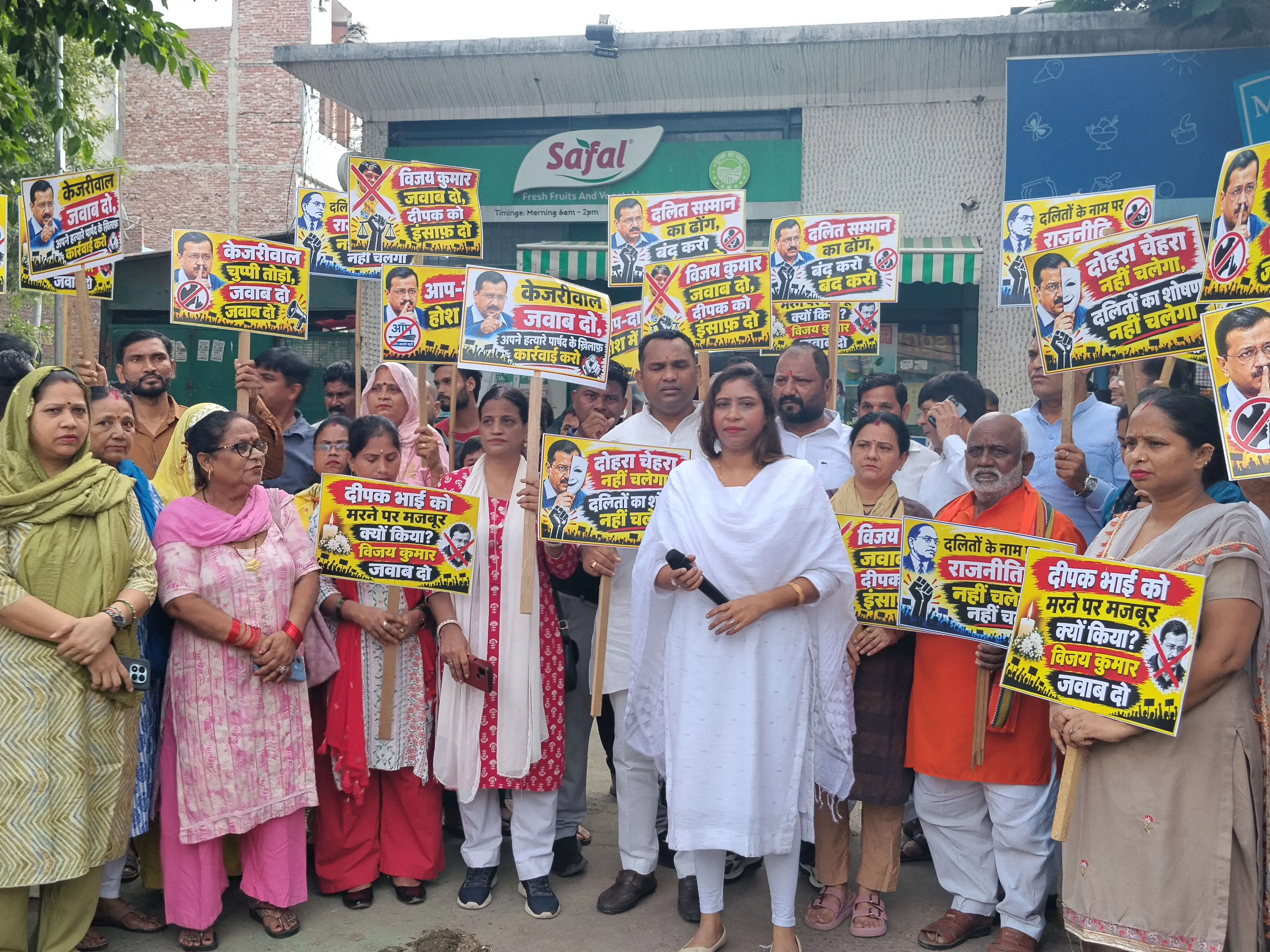 भाजपा ने सफाईकर्मी आत्महत्या मामले में आआपा के निगम पार्षद के इस्तीफे की मांग को लेकर किया प्रदर्शन