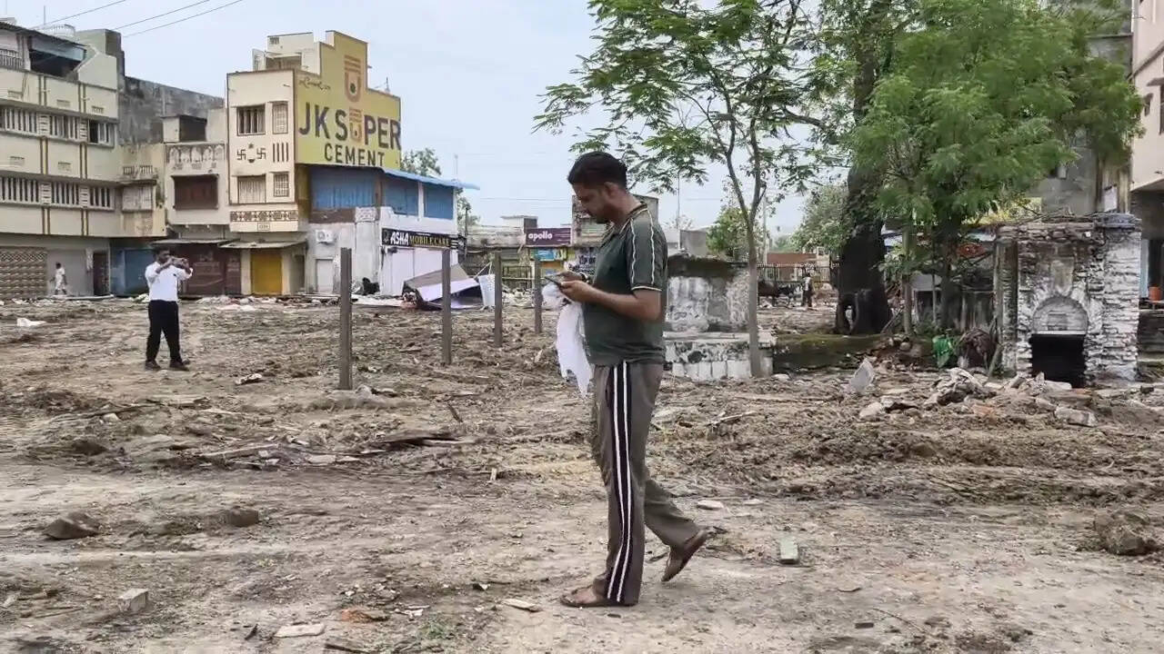 सुलतान शाह बावड़ी पर चला पीला पंजा, शाहपुरा बना छावनी, भारी सुरक्षा के बीच हटा वर्षों पुराना अतिक्रमण