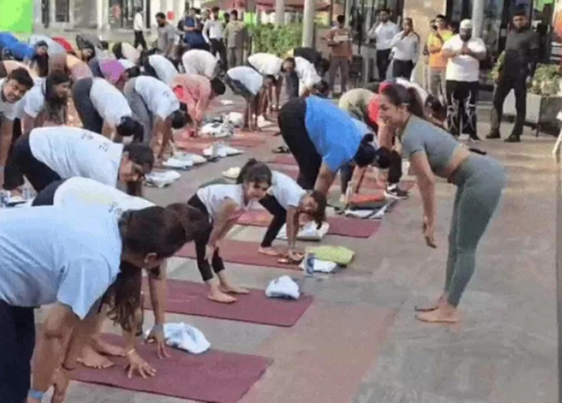 गुरुग्राम में अभिनेत्री मलाइका अरोड़ा ने दिए लाेगाें काे याेगा टिप्स