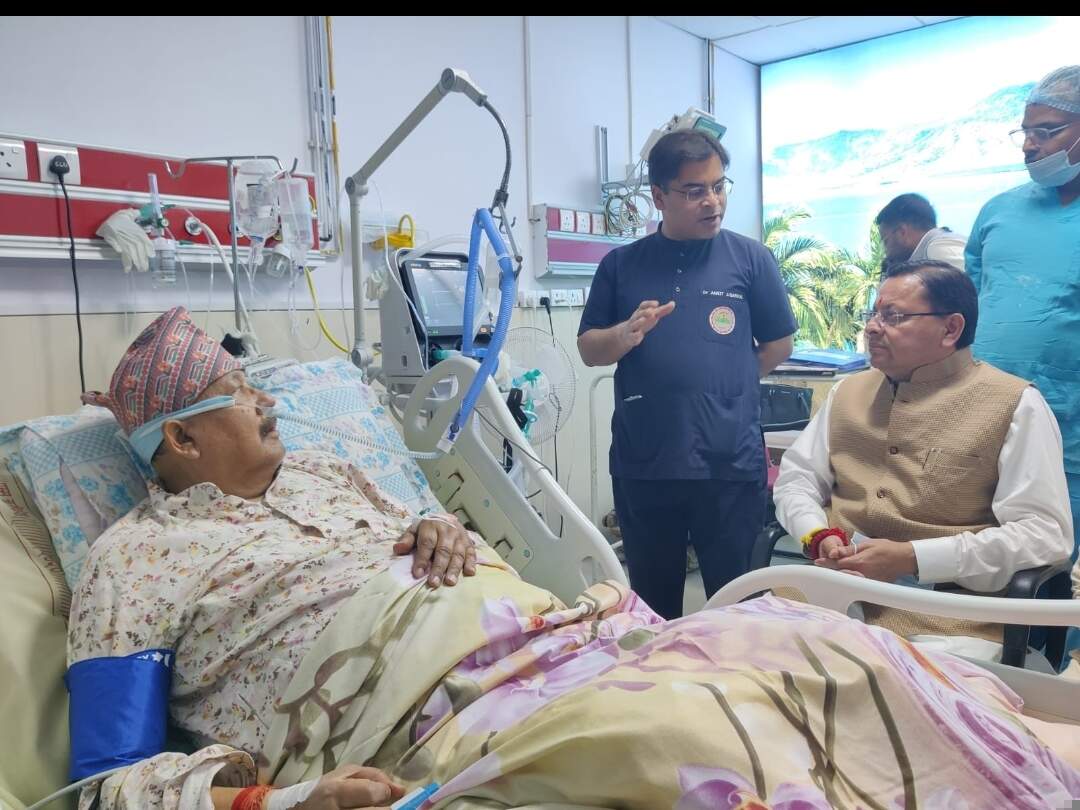 एम्स ऋषिकेश में भर्ती सतपाल महाराज का हालचाल लेने पहुंचे मुख्यमंत्री