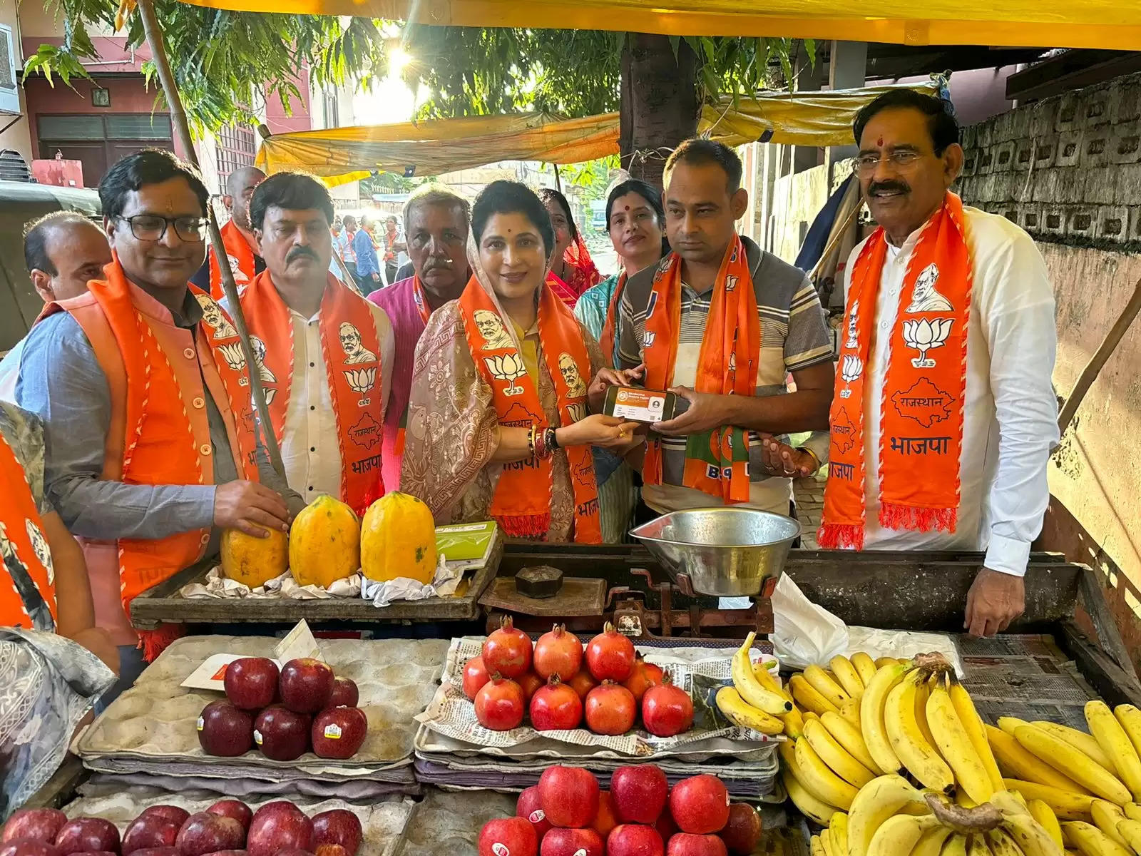 भाजपा ओबीसी मोर्चा की राष्ट्रीय उपाध्यक्ष कृष्णा गौर ने महेश नगर मंडल में घर—घर जाकर दिलाई भाजपा की सदस्यता