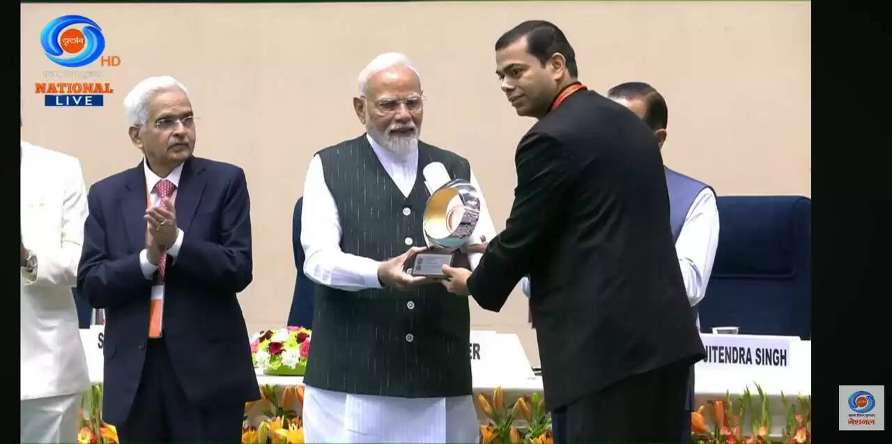 जिले का गम्हरिया प्रखंड आकांक्षी प्रखंड कार्याक् प्रधानमंत्री नरेंद्र मोदी ने उपायुक्त रविशंकर शुक्ला को किया सम्मानित