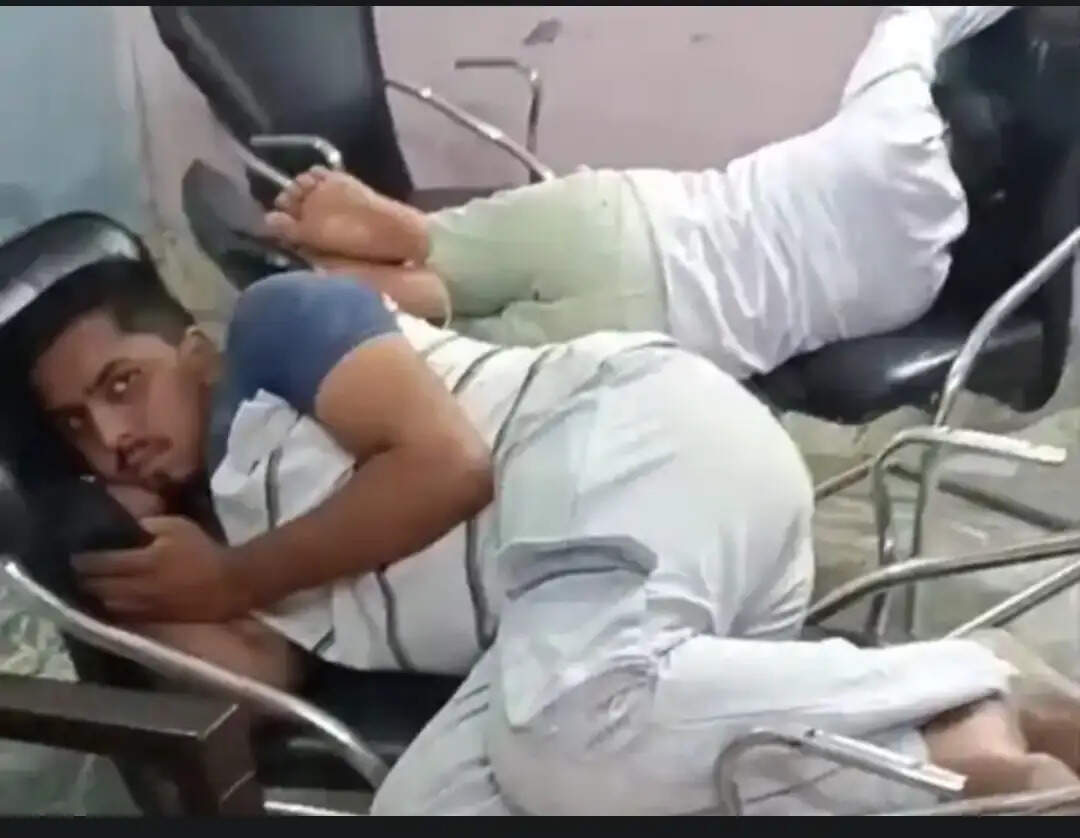 कार्यालय समय में अध्यक्ष कक्ष में आराम करते दिखे कर्मचारियाें का वीडियो वायरल, ईओ ने काटा एक दिन का वेतन