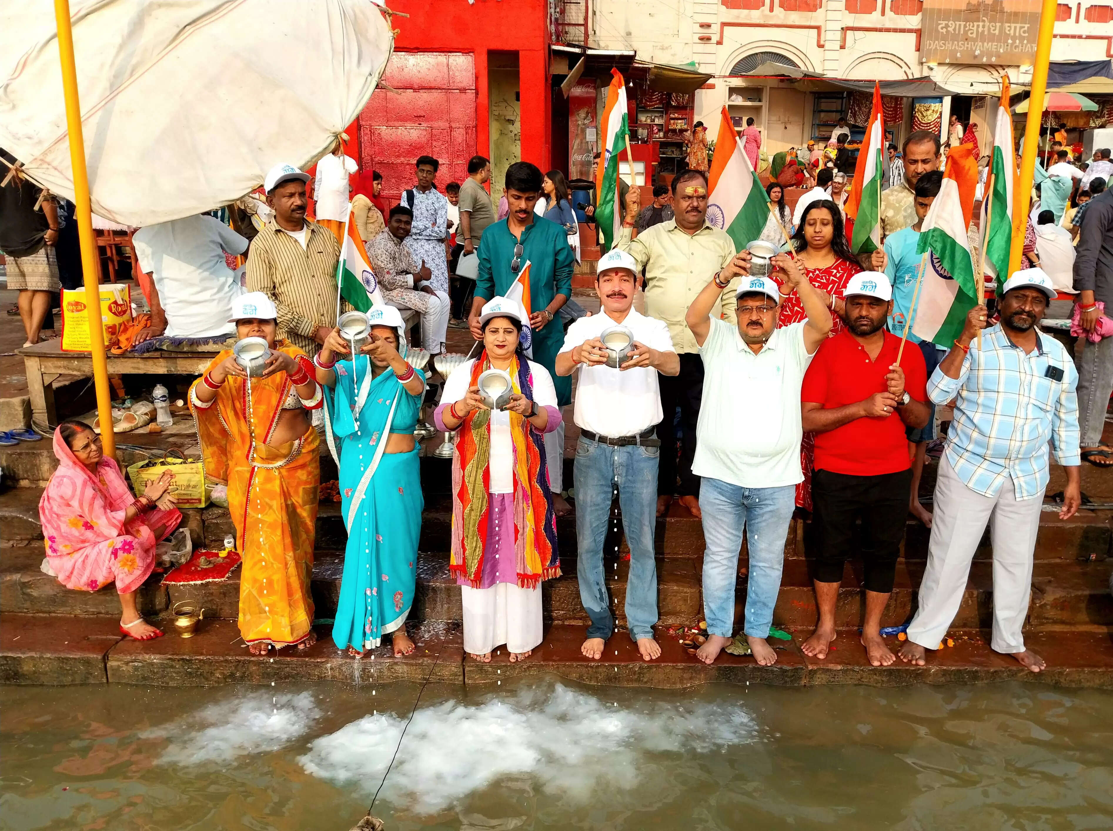 वाराणसी: गंगा को राष्ट्रीय नदी घोषित करने की वर्षगांठ पर उतारी आरती, किया दुग्धाभिषेक