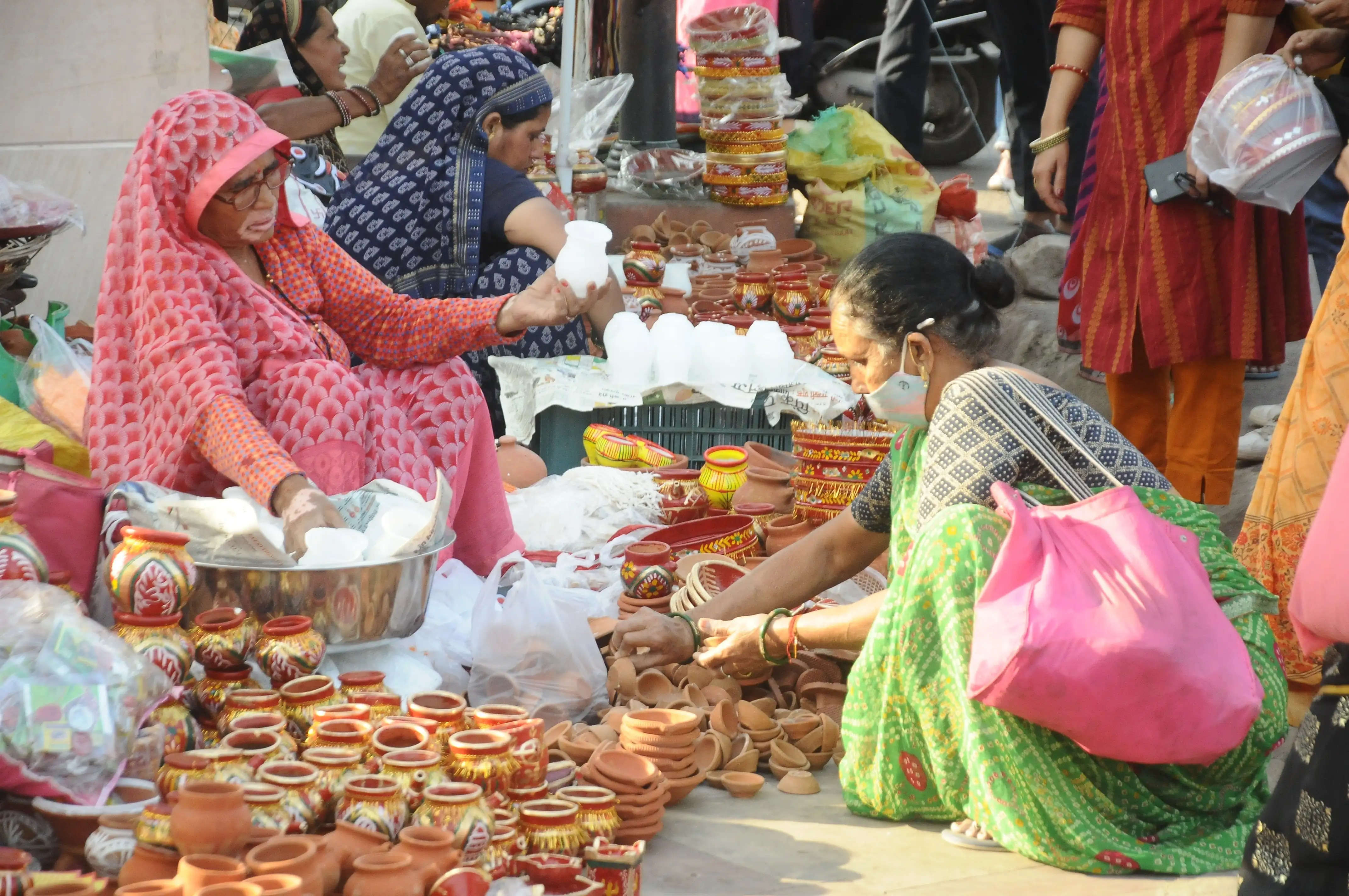 करवा चौथ बुधवार को: सुहागिनों व्रत रख पति की लंबी आयु की करेंगी कामना