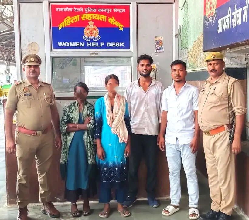 ऑपरेशन मुस्कान के तहत दो किशोरियों को जीआरपी ने परिजनों से मिलाया