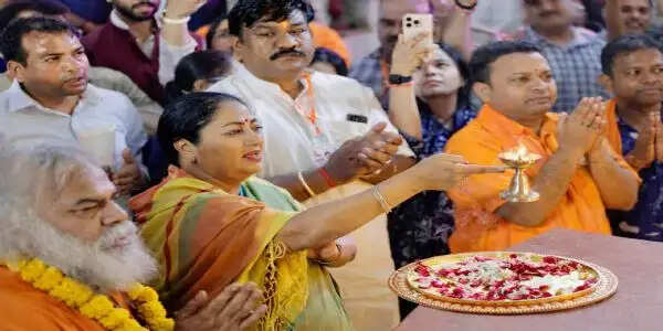 मुख्यमंत्री ने करोल बाग स्थित हनुमान मंदिर में पूजा-अर्चना की