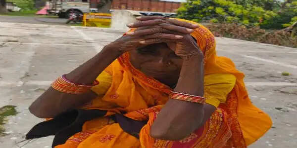 दुमका में पिता ने की बेटी की हत्या, बचाने आए बुजुर्ग की भी गई जान,आरोपित गिरफ्तार