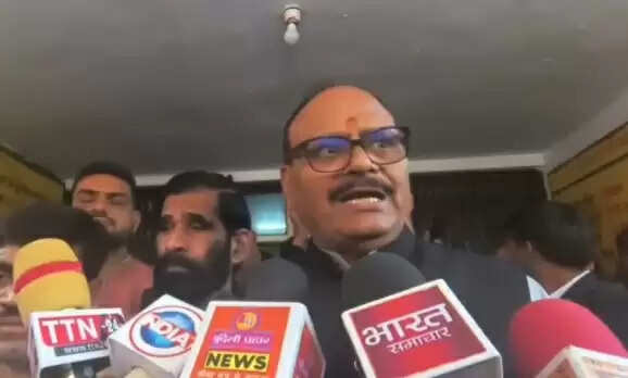 गुरसरांय स्वास्थ्य केंद्र में उपकरणों में जंग लगी देख बिफरे उपमुख्यमंत्री ब्रजेश पाठक