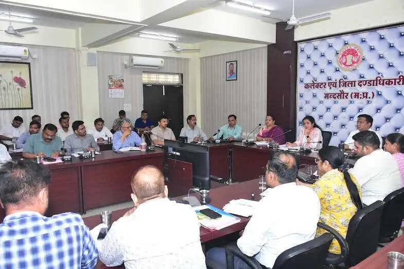 किसानों की सुविधा सर्वोपरि: सभी गेहूं खरीदी केंद्रों पर सुबह 10 बजे से अनिवार्य खरीदी शुरू हो : कलेक्टर