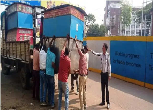 भोपाल में अतिक्रमण के खिलाफ निगम की कार्रवाई जारी, कई क्षेत्रों से ठेले-गुमठियां हटाईं