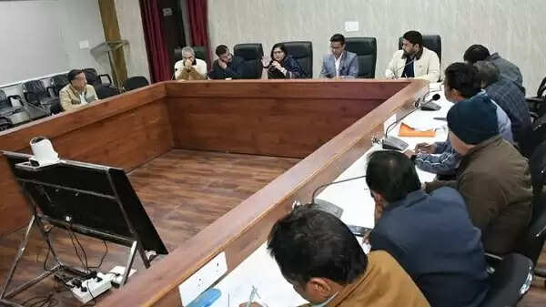 ग्वालियरः कलेक्टर ने की शहर की पेयजल व्यवस्था की समीक्षा, टंकियों की नियमित सफाई के दिए निर्देश