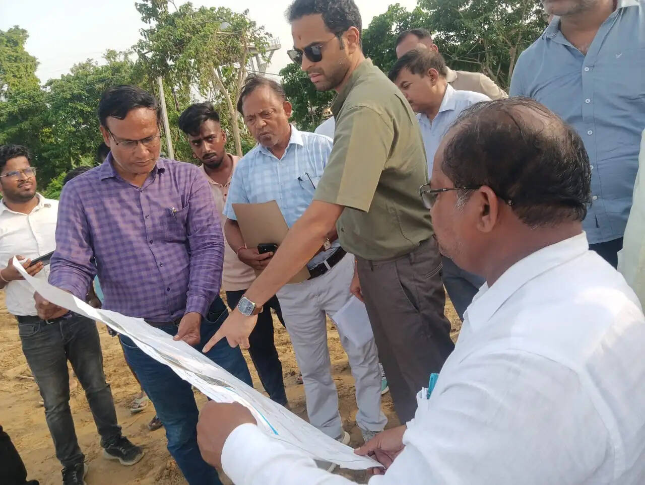 संभावित बाढ़ को लेकर डीएम अलर्ट, तटबंधों और कटानरोधी परियोजनाओं का किया निरीक्षण