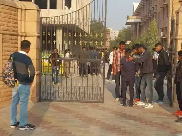 शिक्षक भर्ती परीक्षा में प्रवेश को लेकर बहस