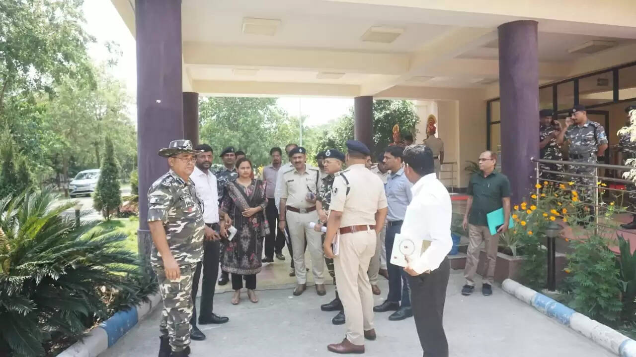 डीएम एवं एसपी ने भारत नेपाल सीमा का किया निरीक्षण, प्रशासन के कई अधिकारी रहे मौजूद