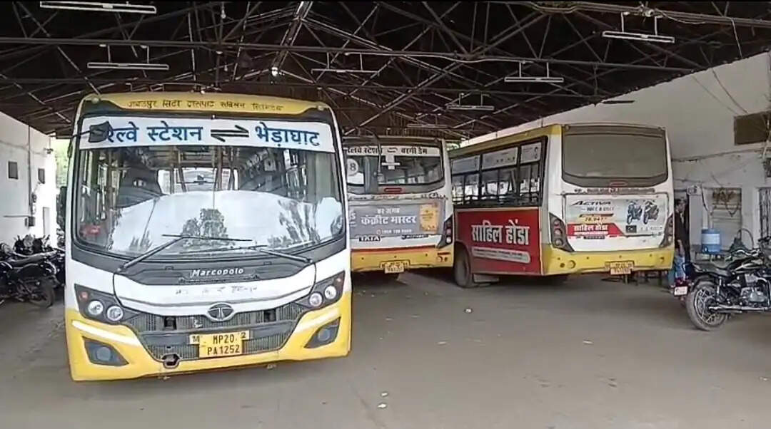 जबलपुर में थमे मेट्रो बसों के पहिए, कर्मचारियों की अनिश्चितकालीन हड़ताल से जनजीवन प्रभावित