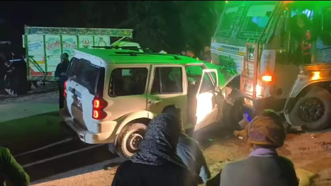 जयप्रभा सेतु पर भीषण सड़क हादसा चार लोगों की स्थिति नाजुक