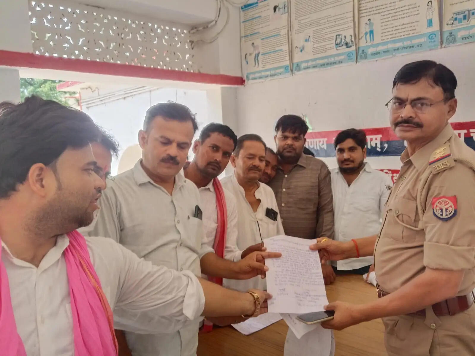 सांसद के खिलाफ अभद्र टिप्पणी पर भड़के सपा कार्यकर्ता