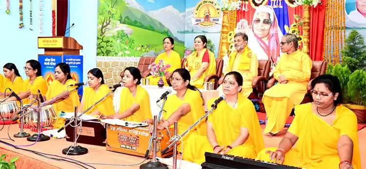माता भगवती देवी की 100वीं जन्म जयंती पर सामूहिक साधना, दीपों ने रचा श्रद्धा का उजास