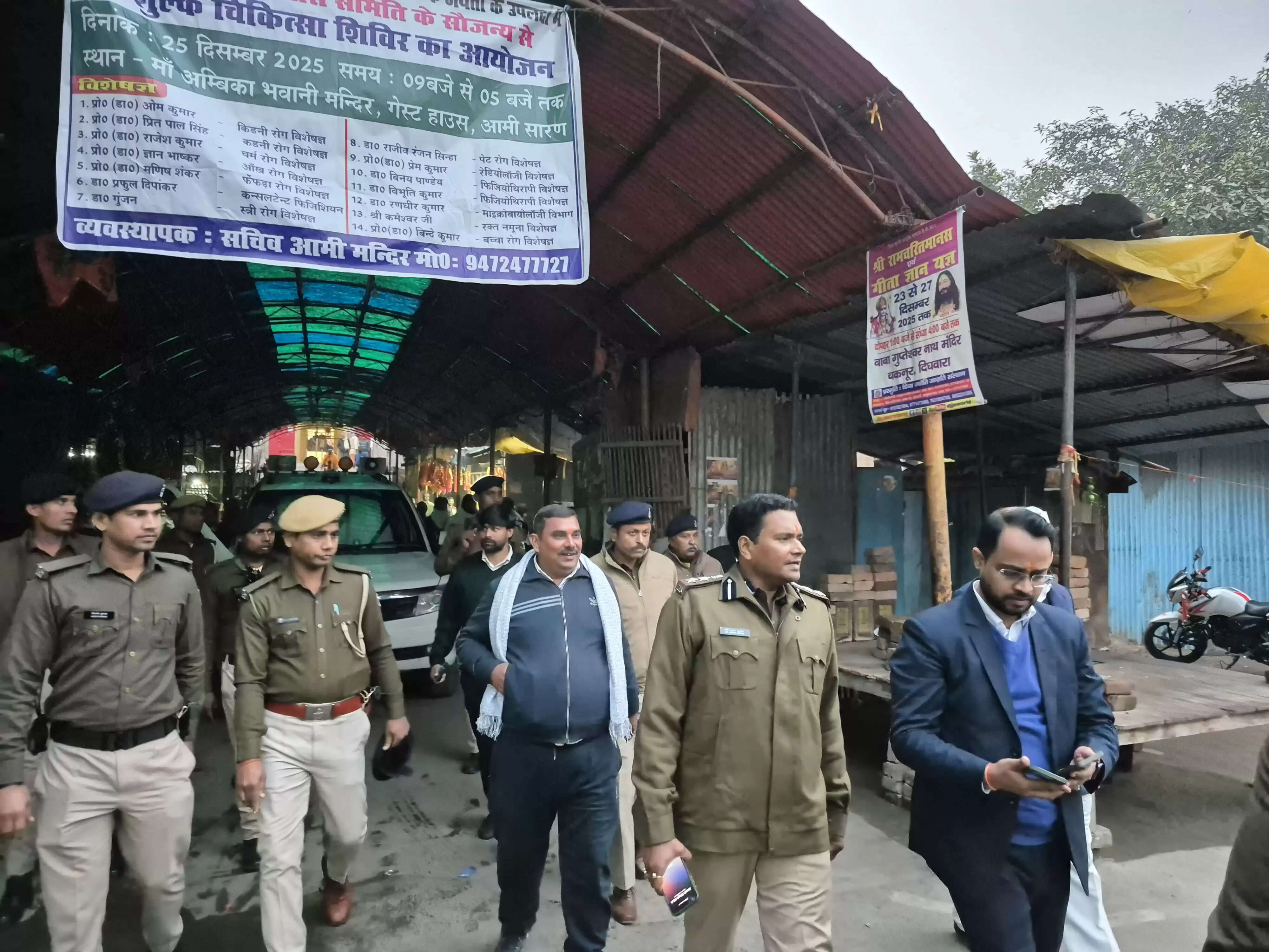 आमी मंदिर अग्निकांड में जिलाधिकारी एवं वरीय पुलिस अधीक्षक ने किया स्थलीय निरीक्षण