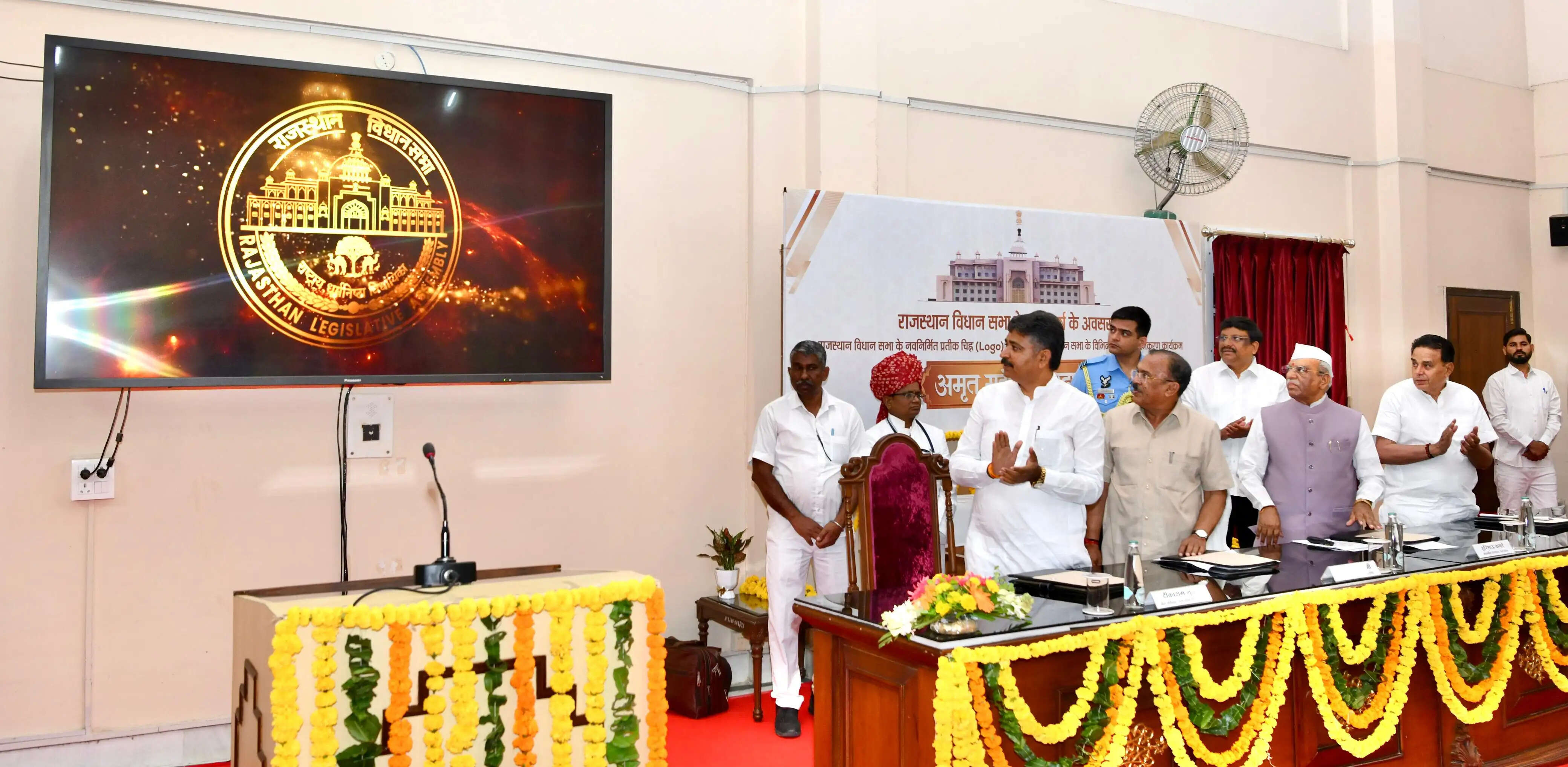 राज्यपाल बागडे ने राजस्थान विधानसभा के प्रतीक चिन्ह का विमोचन किया और 13 द्वारों का नामकरण किया