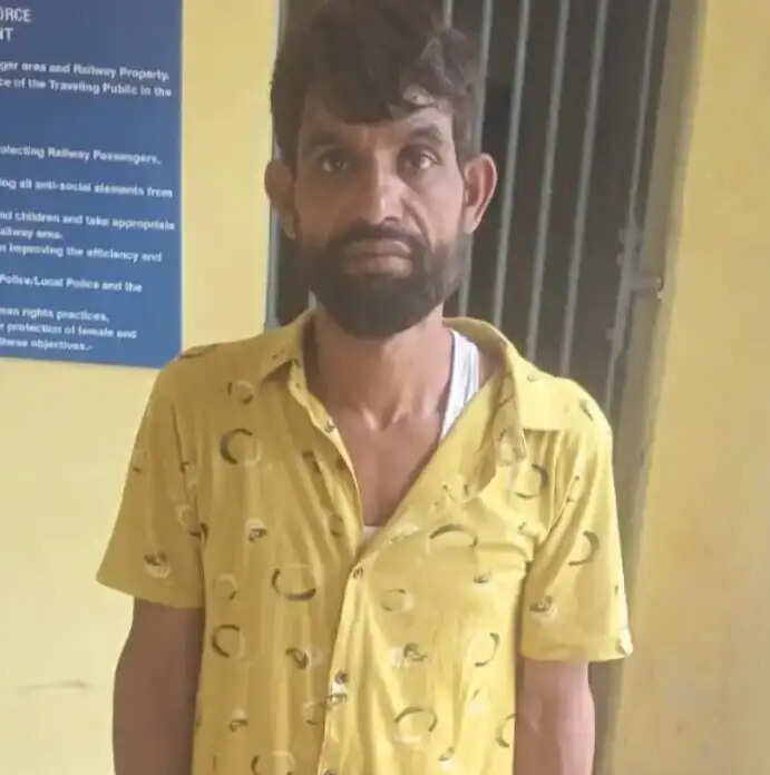 ट्रेन पर पथराव करने वाला व्यक्ति गिरफ्तार