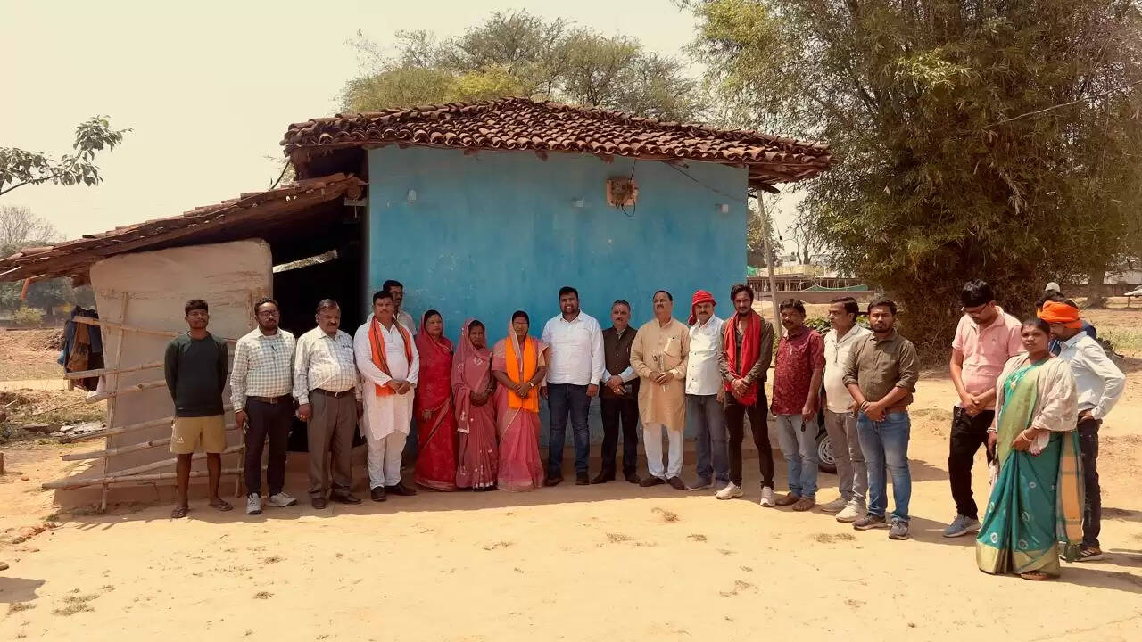 बलरामपुर : सामरी विधायक का डोर-टू-डोर सर्वे, कहा- भाजपा सरकार की एक और गारंटी हुई पूरी