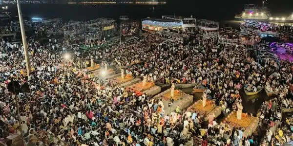 64 दिन बाद अपने पारंपरिक स्थल दशाश्वमेध घाट पर हुई मां गंगा की विश्वप्रसिद्ध आरती, गूंजे घंट-घड़ियाल