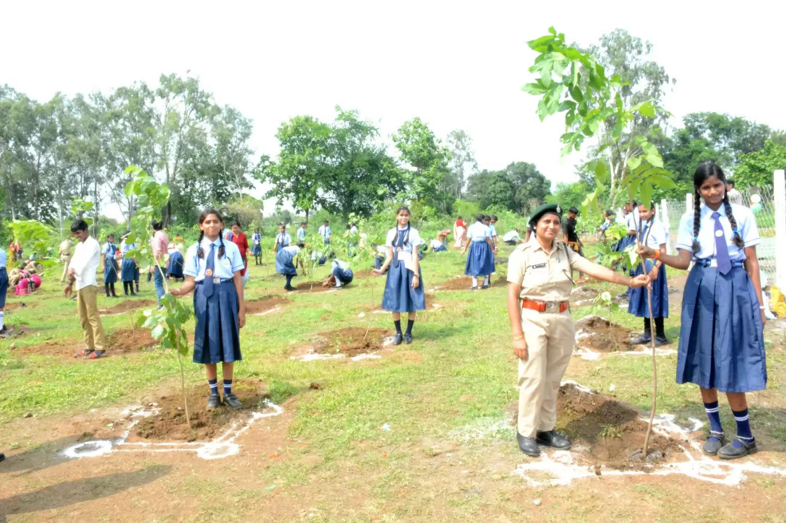 जांजगीर : ‘‘एक पेड़ मां के नाम’’ के तहत पौधरोपण सप्ताह का समापन