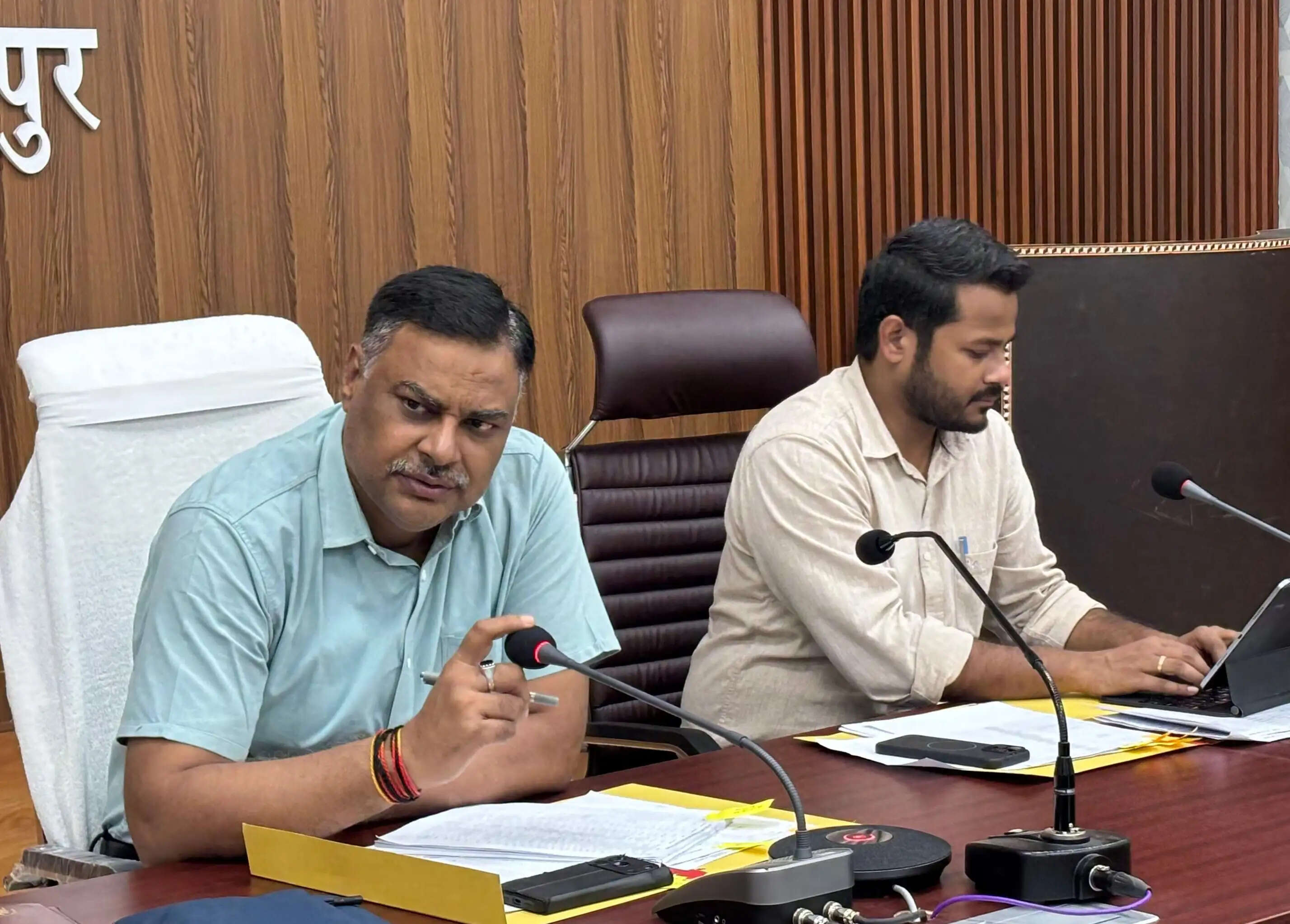मीरजापुर : युवा उद्यमियों के 662 आवेदन लंबित, जिलाधिकारी ने एक सप्ताह में मांगी कमियों की सूची