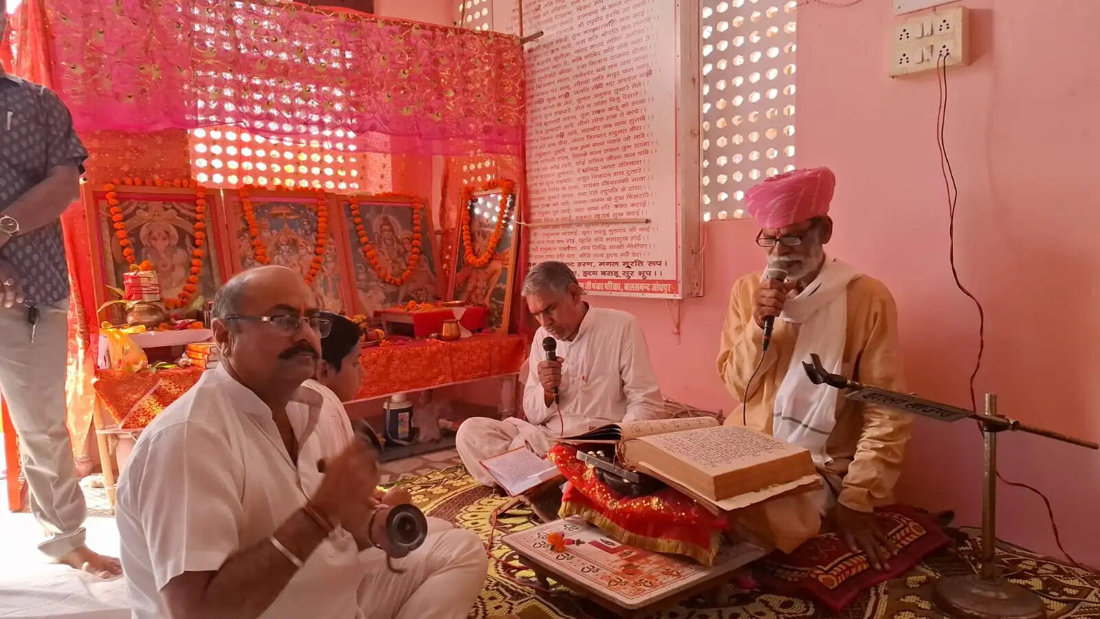 संकट कटे मिटे सब पीरा.. जो सुमिरे हनुमंत बलवीरा..