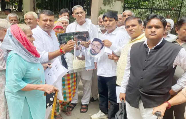 सोनीपत: बुजुर्गों की पेंशन काटने के विरोध में आईना लेकर किया प्रदर्शन