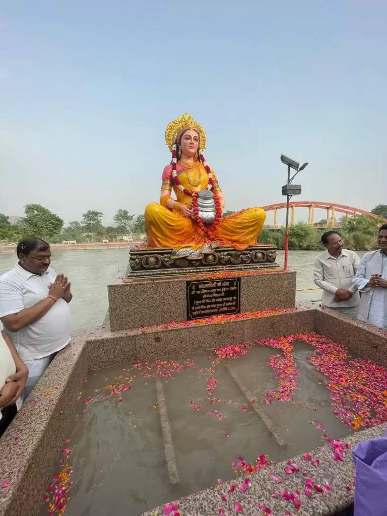 कनखल श्मशान घाट पर लगी मां गंगा की प्रतिमा का अनावरण