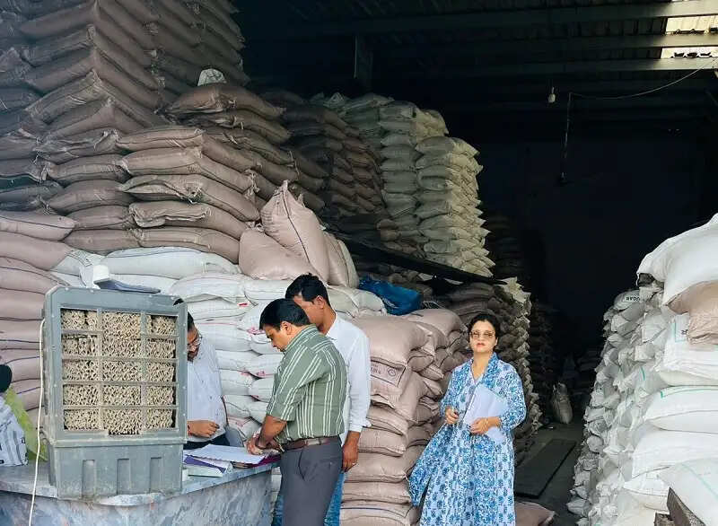 इंदौर: चॉकलेट फैक्ट्री में मिला निर्धारित सीमा से 375 क्विंटल अधिक शक्कर का स्टॉक, जब्त