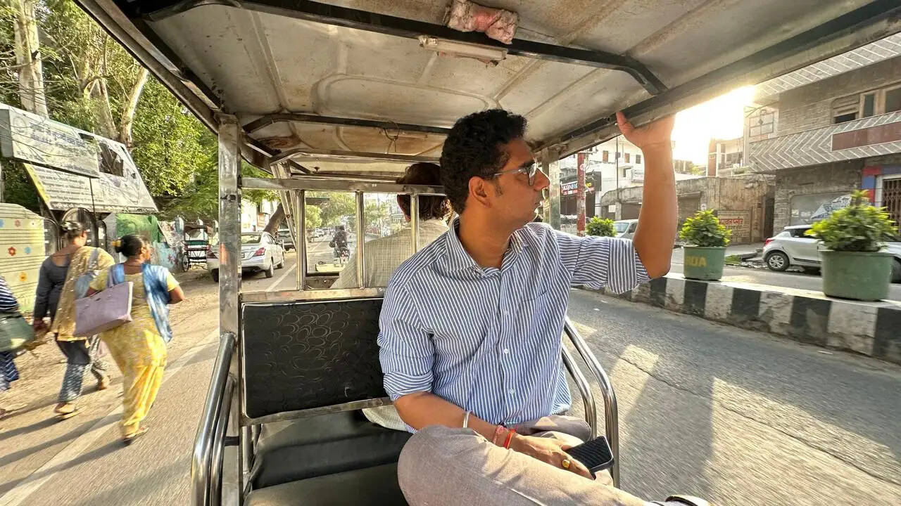 यात्री बनकर बैठे एआरटीओ निखिल शर्मा और खुल गई ई-रिक्शा चालकों की लूट की पोल, तीन सीज