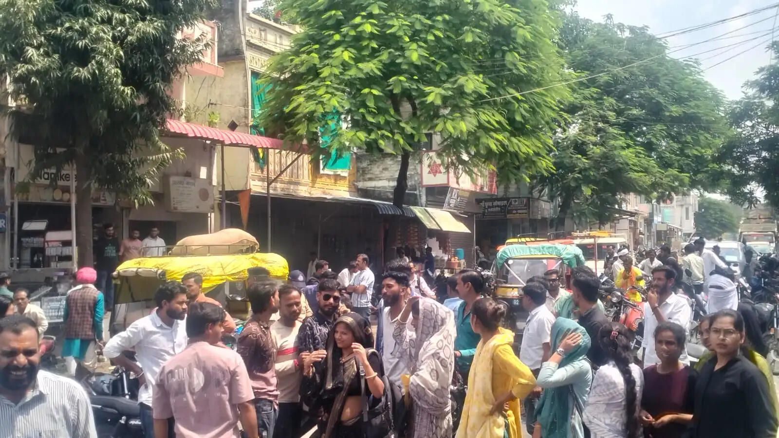 राजगढ़ः फीस वापसी की मांग को लेकर नर्सिंग छात्रों ने सड़क पर किया प्रदर्शन