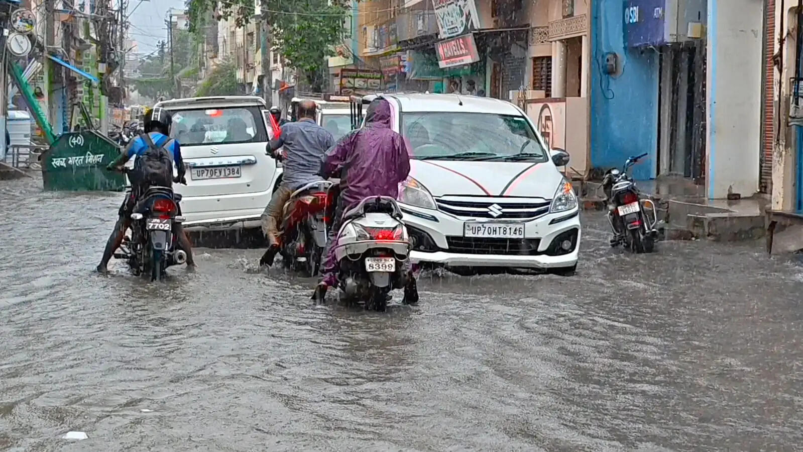 मूसलाधार बारिश से जौनपुर में जनजीवन प्रभावित, जलभराव से सड़कें डूबीं, परिषदीय विद्यालयों में रहा अवकाश