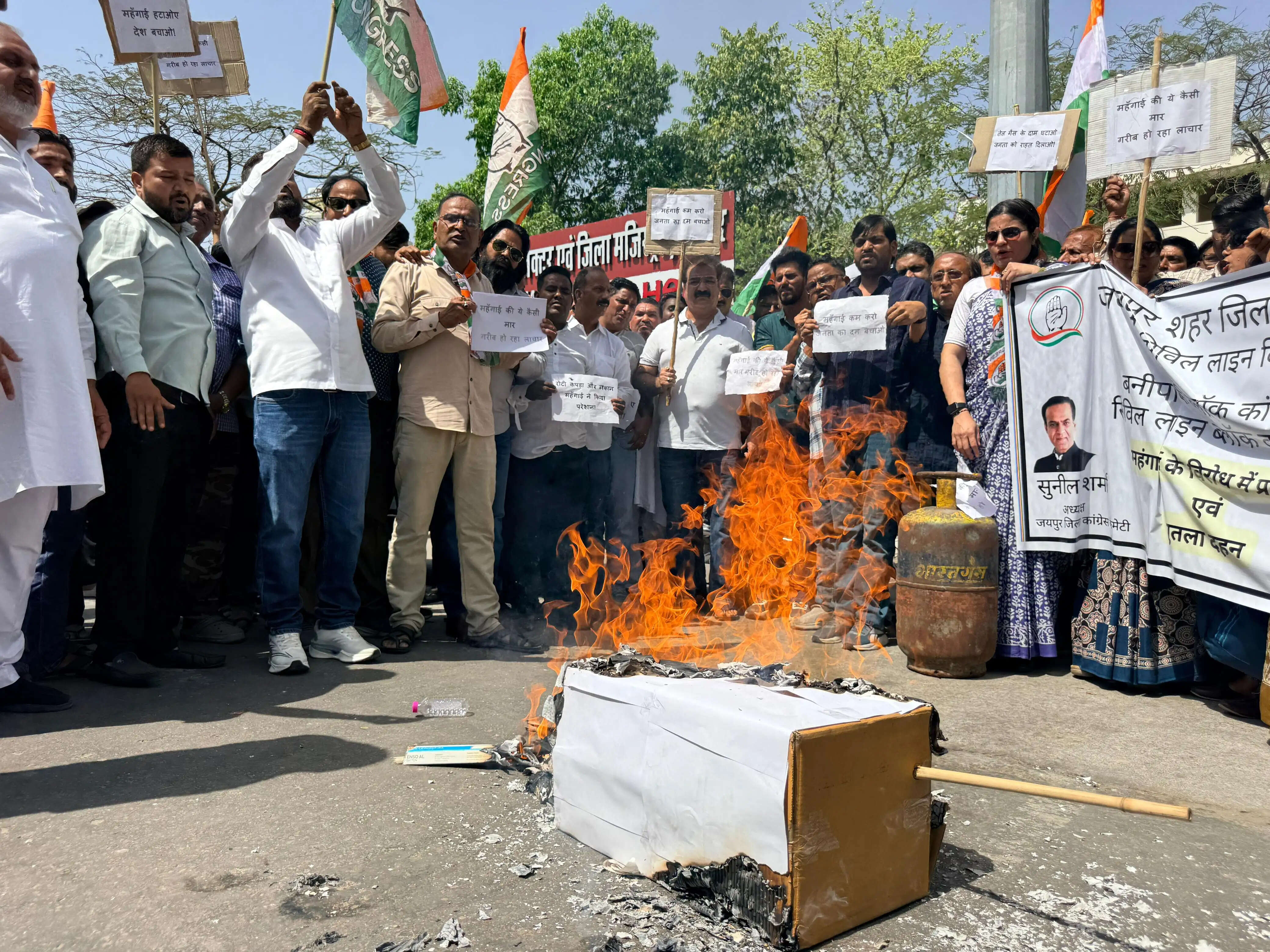 महंगाई और गैस सिलेंडर के बढ़े दामों के विरोध में कांग्रेस ने कलेक्ट्रेट सर्किल पर फूंका प्रधानमंत्री का पुतला