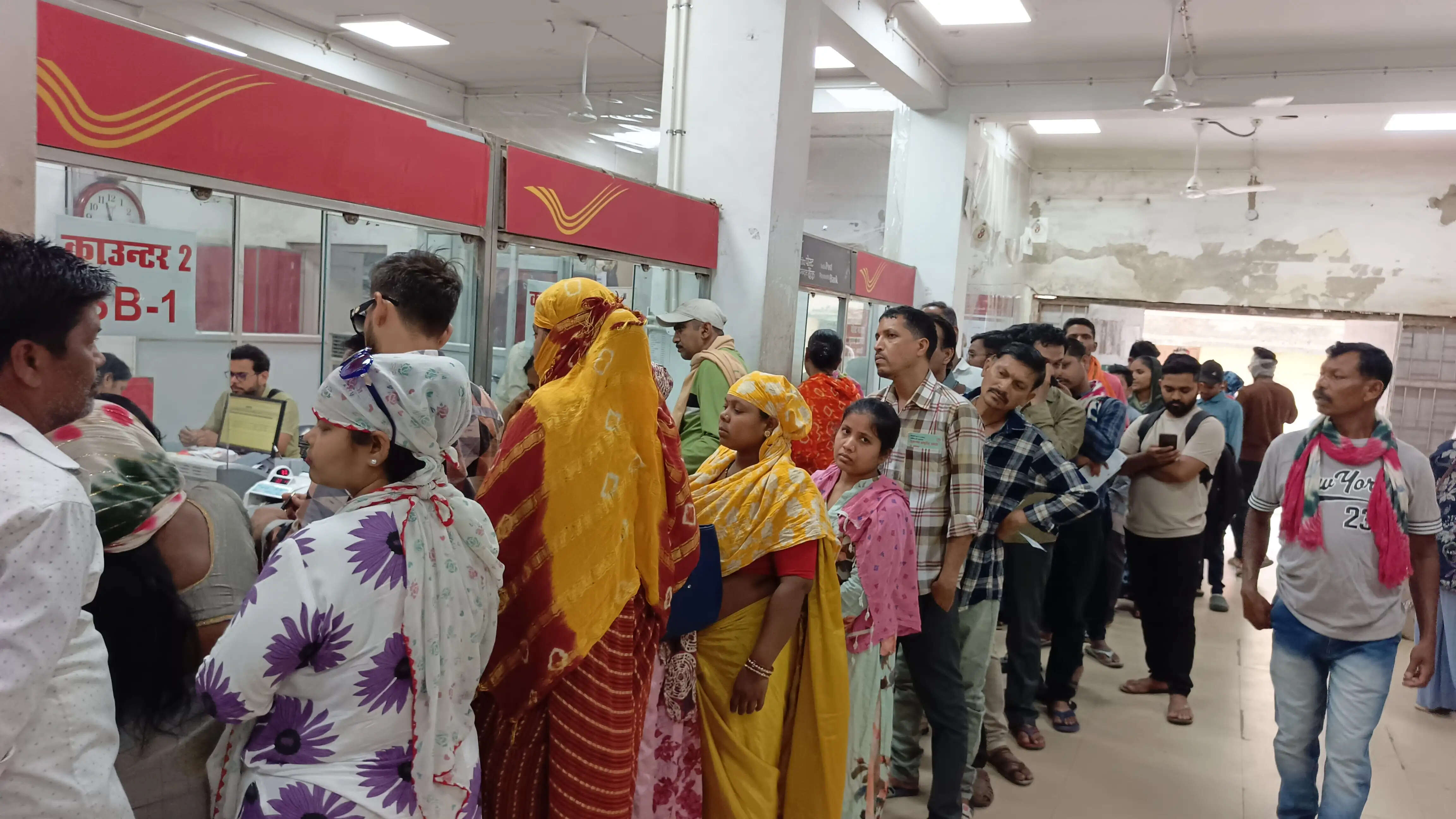 एक ही काउंटर पर सारा काम, मुख्य डाकघर में अव्यवस्था से लोग परेशान