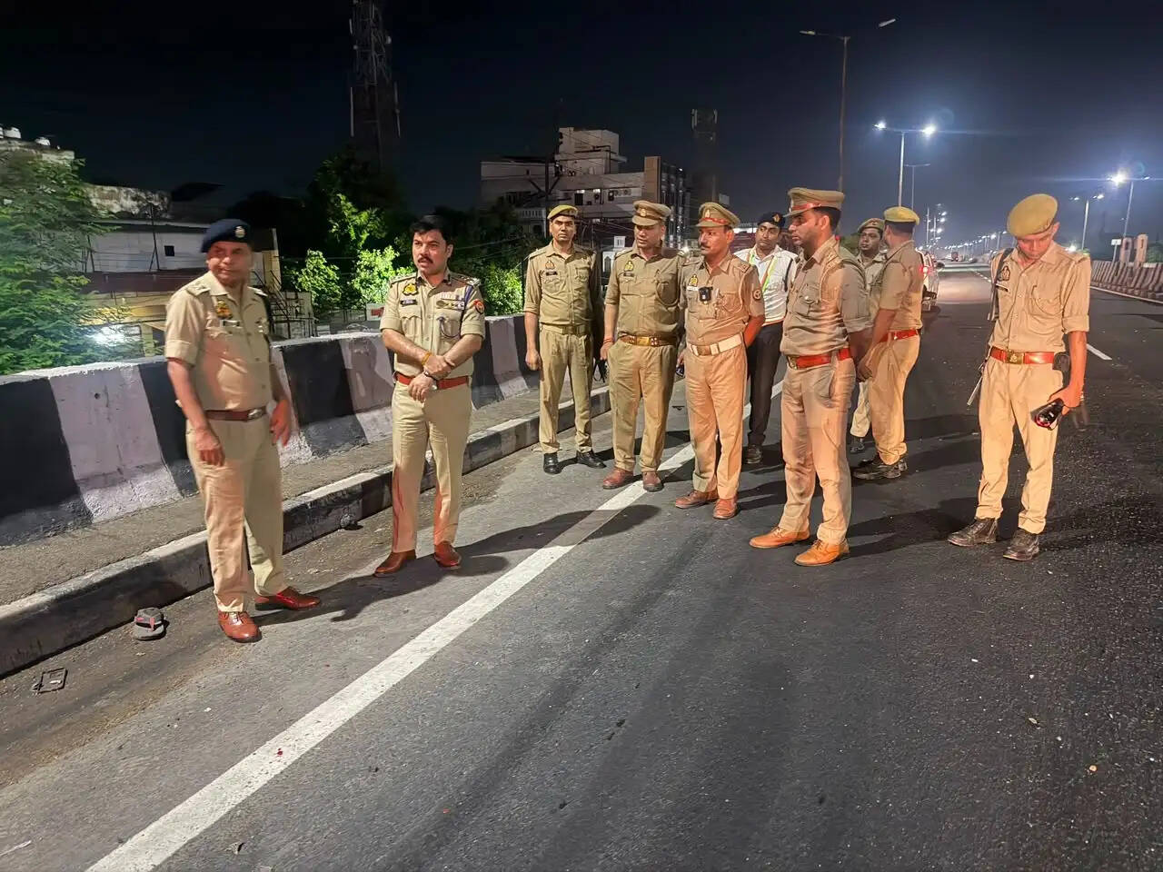 कानपुर में बर्रा एलिवेटेड पुल पर भीषण हादसा, ट्रैफिक सिपाही व ट्राला चालक की मौत