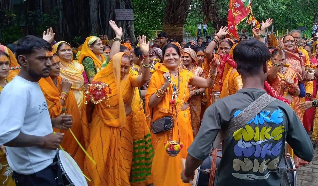 रामकुंड धाम से निकली महिलाओं की पवित्र कांवड़ यात्रा, गूंजा हर-हर महादेव