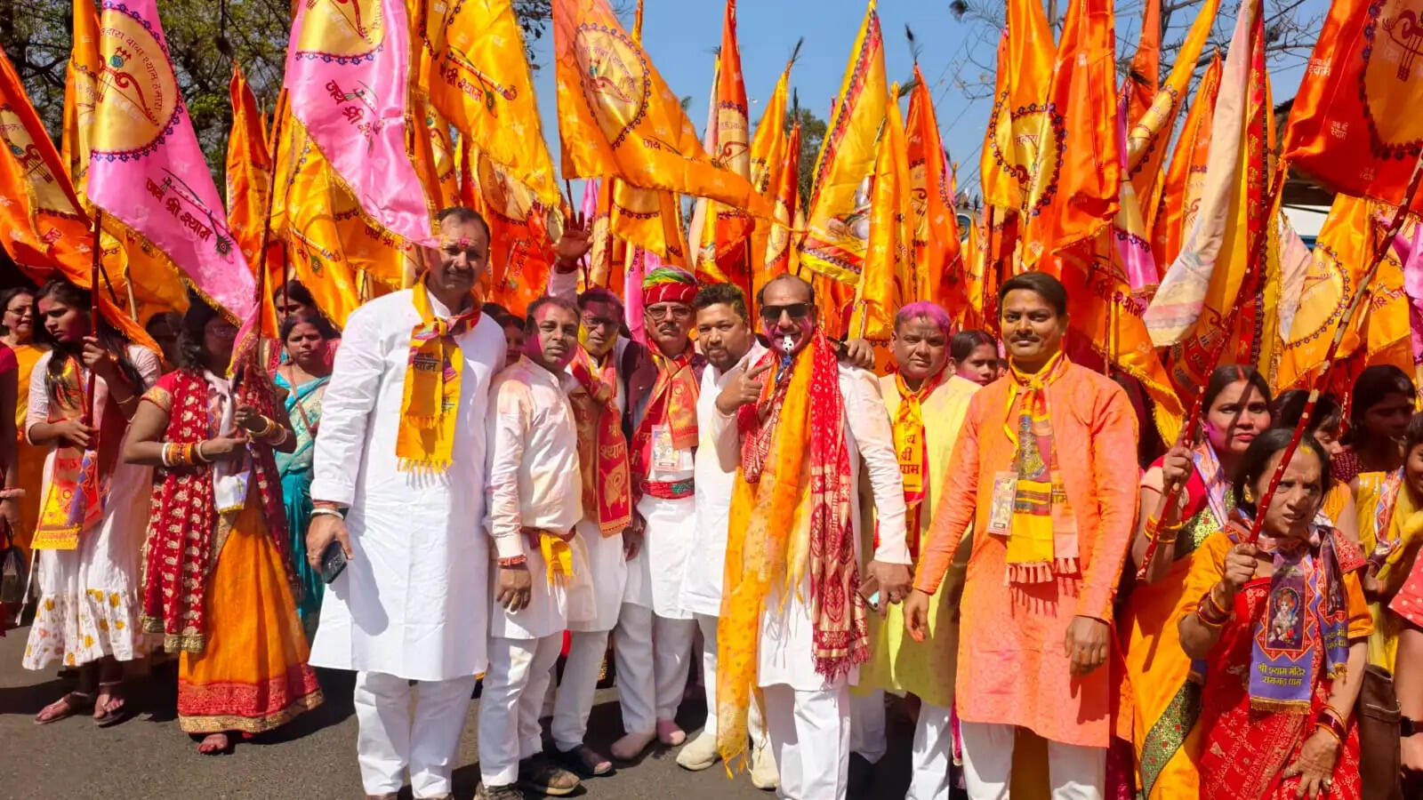 खाटू श्याम की निशान यात्रा में शामिल हुए भक्त