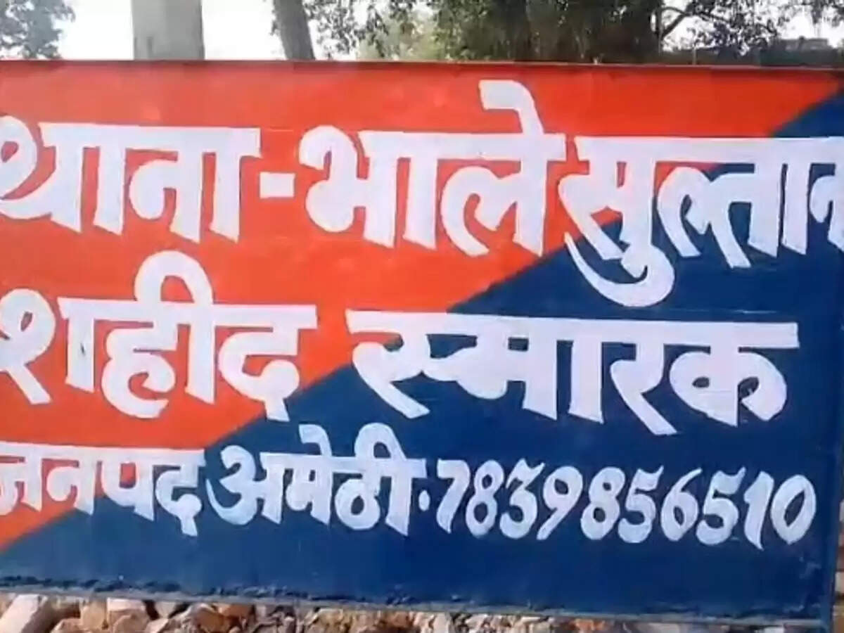 आवारा पशु से टकराकर पलटी कार, एक की मौत दो घायल