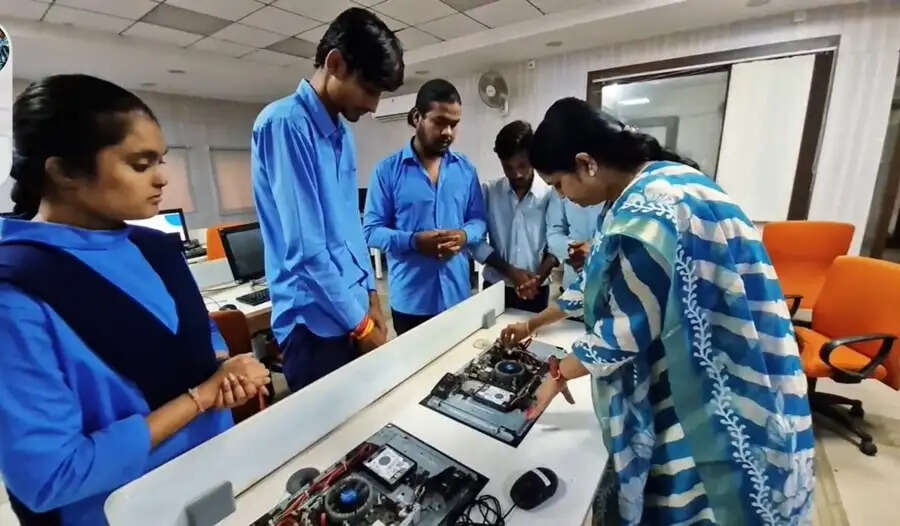 राष्ट्रीय शिक्षक पुरस्कार-2026 के लिए मध्य प्रदेश के दो व्यावसायिक प्रशिक्षण अधिकारियों का चयन