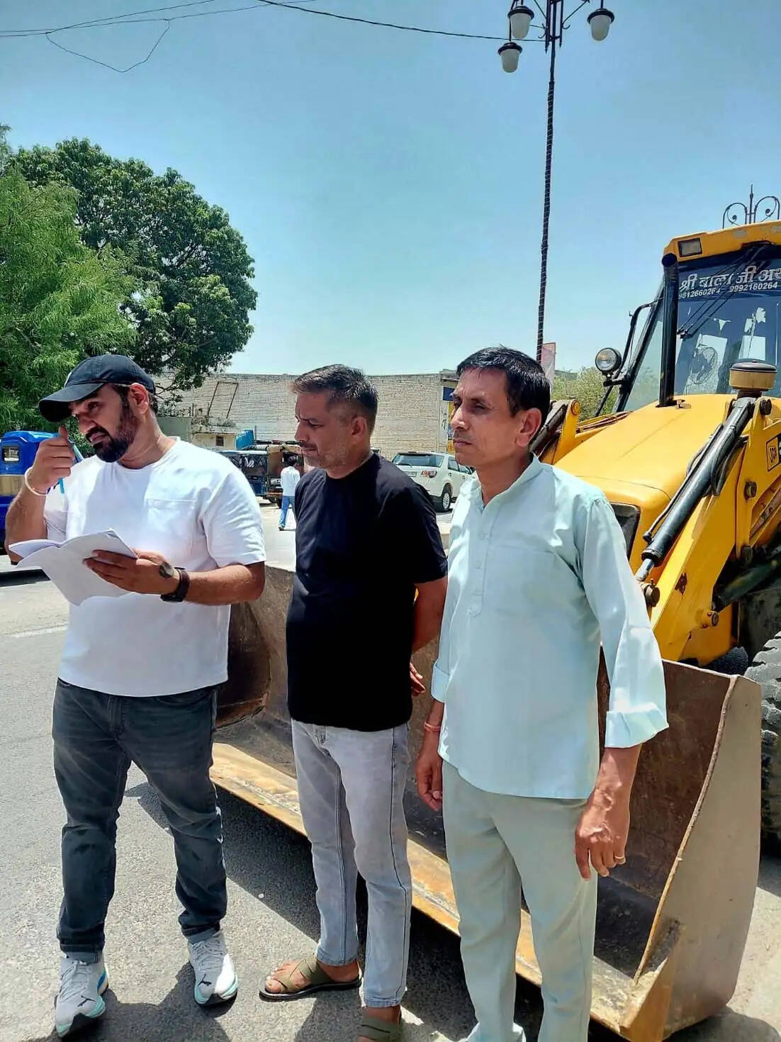 हिसार : निगम के बाहर कॉकरोच जनता पार्टी के कार्यकर्ताओं ने किया प्रदर्शन