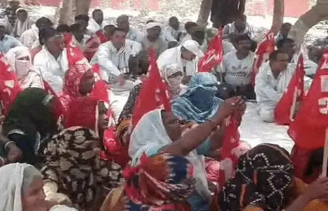 रेवाड़ी में सफाई कर्मचारियों का प्रदर्शन, मुख्यमंत्री का पुतला फूंका