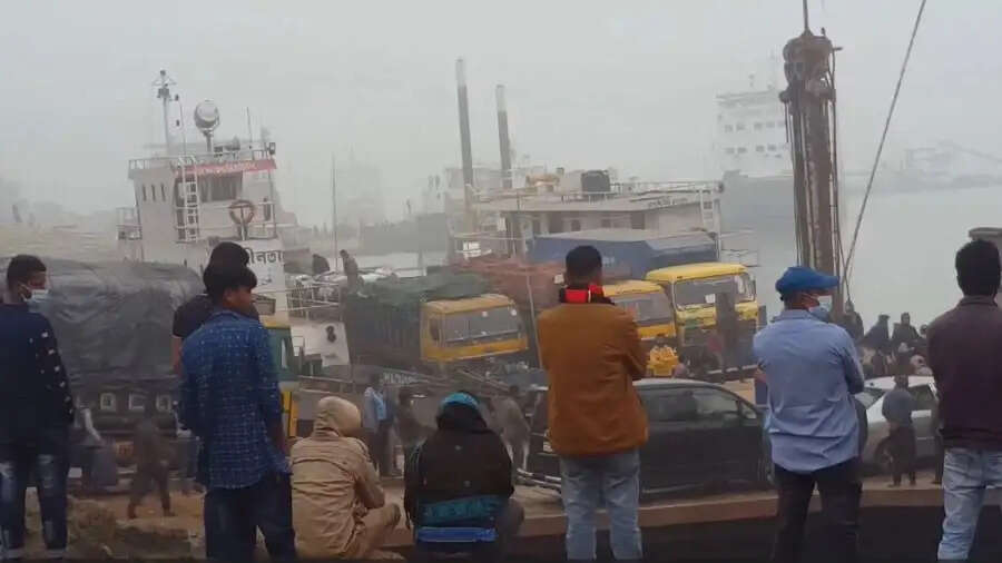बांग्लादेश में घना कोहरा, नौका सेवा प्रभावित, नदी घाटों पर 300 से अधिक वाहन फंसे  